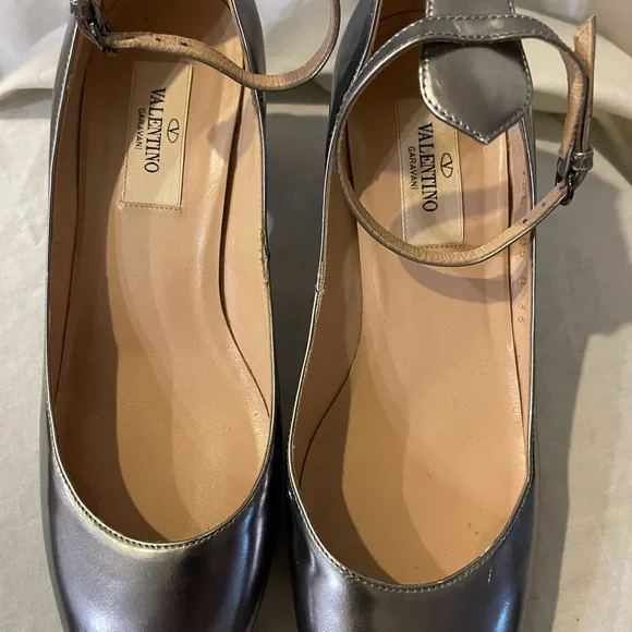 Valentino Garavani Silver Heels - Picture 4 of 9